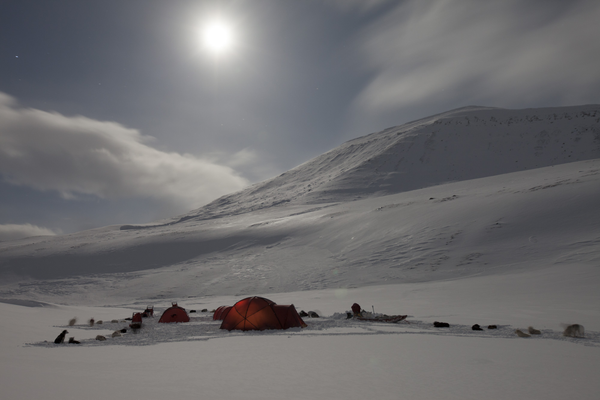 Zeltlager im Schnee bei Vollmond, Spitzbergen